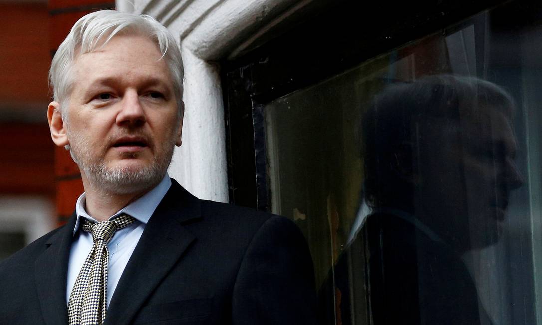 Julian Assange na embaixada equatoriana, em Londres, em 2016 Foto: Peter Nicholls / Reuters