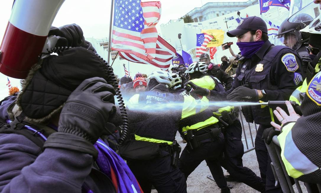 Policiais usam spray de pimenta contra apoiadores de Donald Trump que tentaram invadir o Congresso na quarta-feira. Foto: Stephanie Keith / Reuters