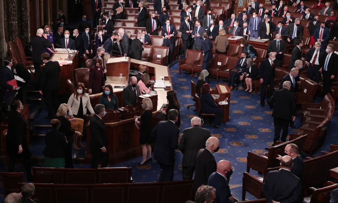 O vice-presidente dos EUA, Mike Pence, e a presidente da Câmara, Nancy Pelosi, presidem uma sessão conjunta do Congresso na sessão plenária da Câmara. Foto: WIN MCNAMEE / AFP