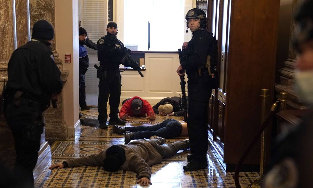 Polícia legislativa prende um grupo de apoiadores de Donald Trump que varreu o Congresso Foto: Drew Angerer / AFP