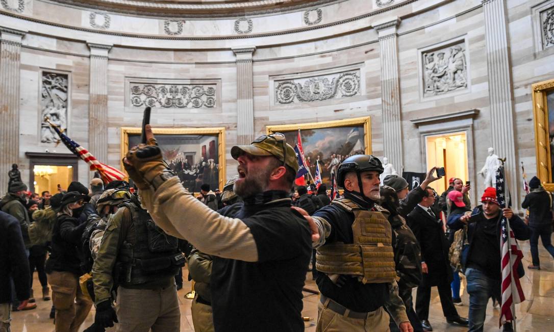 Apoiadores de Donald Trump invadem a Rotunda do Congresso dos EUA Foto: SAUL LOEB / AFP
