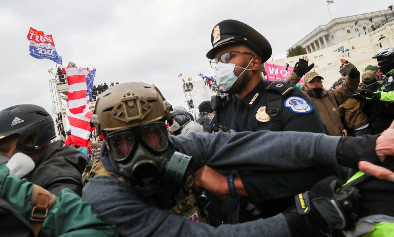 Manifestantes pró-Trump entram em confronto com policiais em frente ao Congresso americano, em Washington, Foto: LEAH MILLIS / REUTERS