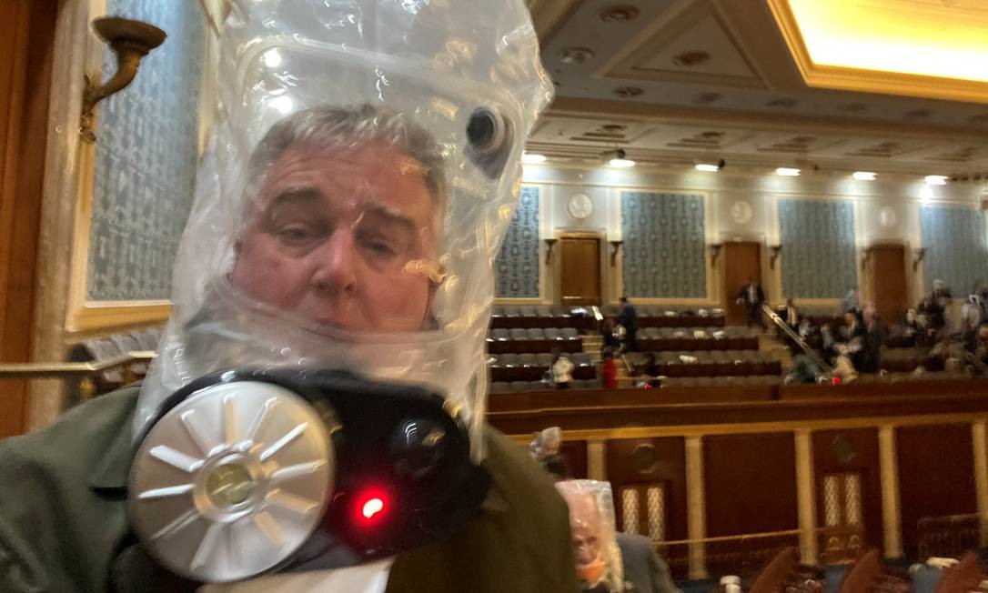O deputado David Trone usa uma máscara de gás dentro do Capitólio Foto: TWITTER/@REPDAVID TRONE / via REUTERS