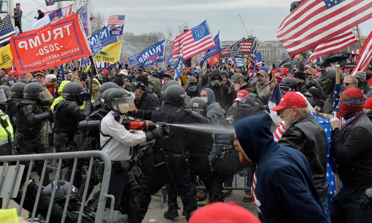 Manifestantes pró-Trump entram em confronto com policiais em frente ao Congresso americano, em Washington, Foto: JOSEPH PREZIOSO / AFP