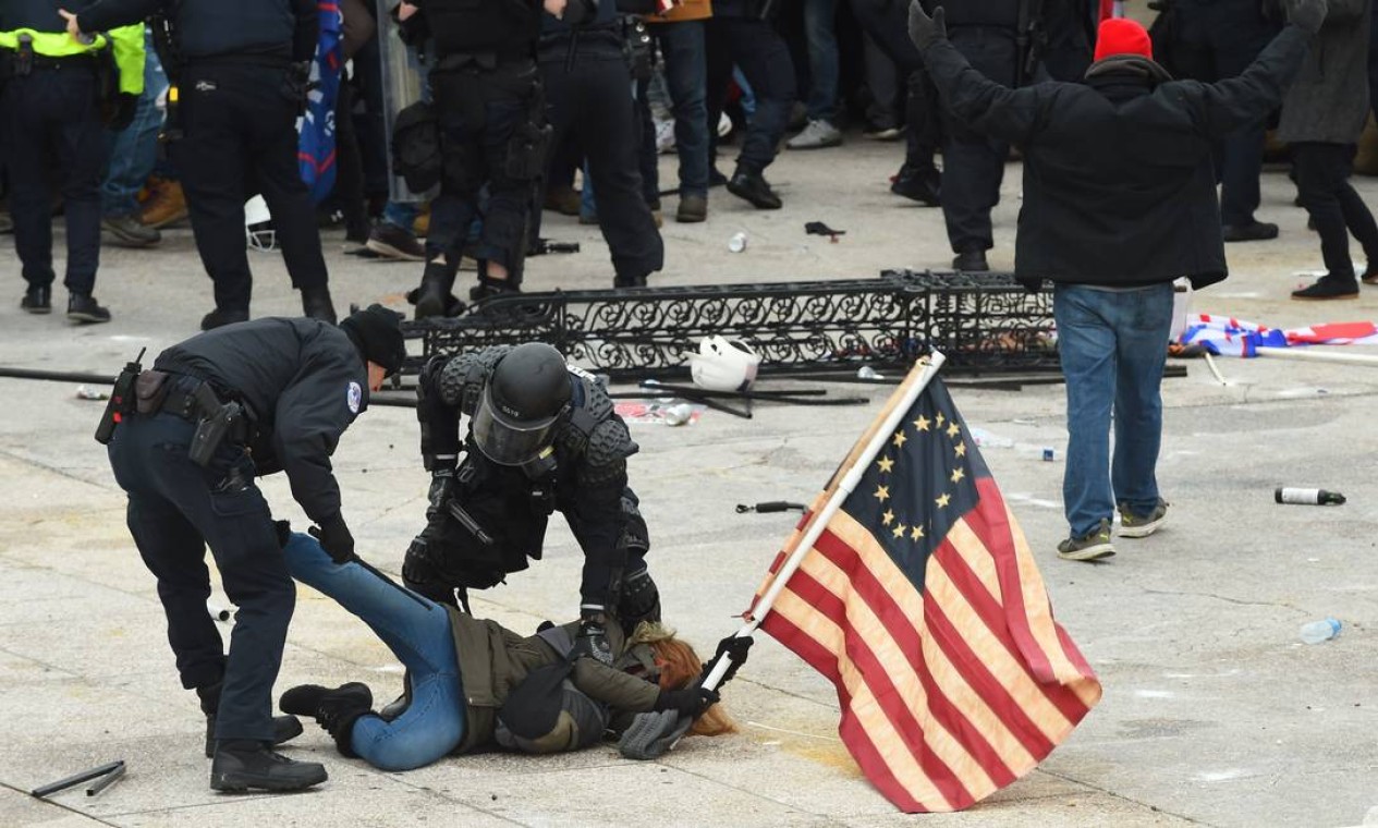 A polícia detém um manifestante durante protesto pró-Trump em frente ao Congresso amerciano Foto: ROBERTO SCHMIDT / AFP
