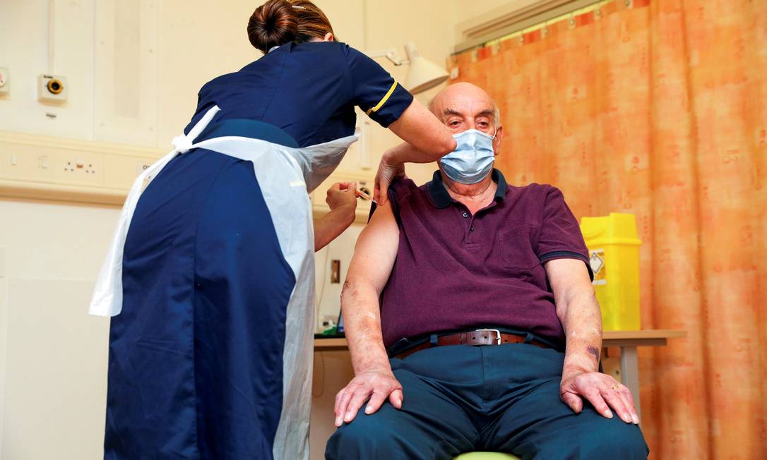Idoso britânico é vacinado com o imunizante da Oxford/AstraZeneca Foto: Steve Parsons/Pool via REUTERS / Steve Parsons/Pool via REUTERS