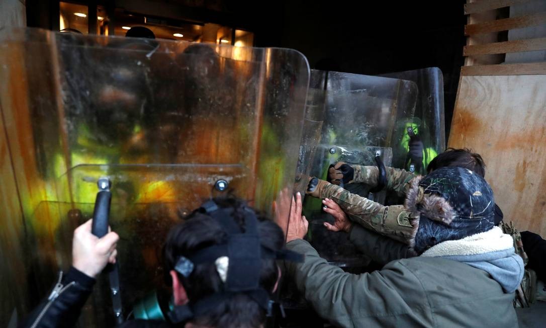 Manifestantes entram em confronto com a polícia do Capitólio durante um protesto para contestar a certificação dos resultados das eleições presidenciais dos EUA Foto: SHANNON STAPLETON / REUTERS