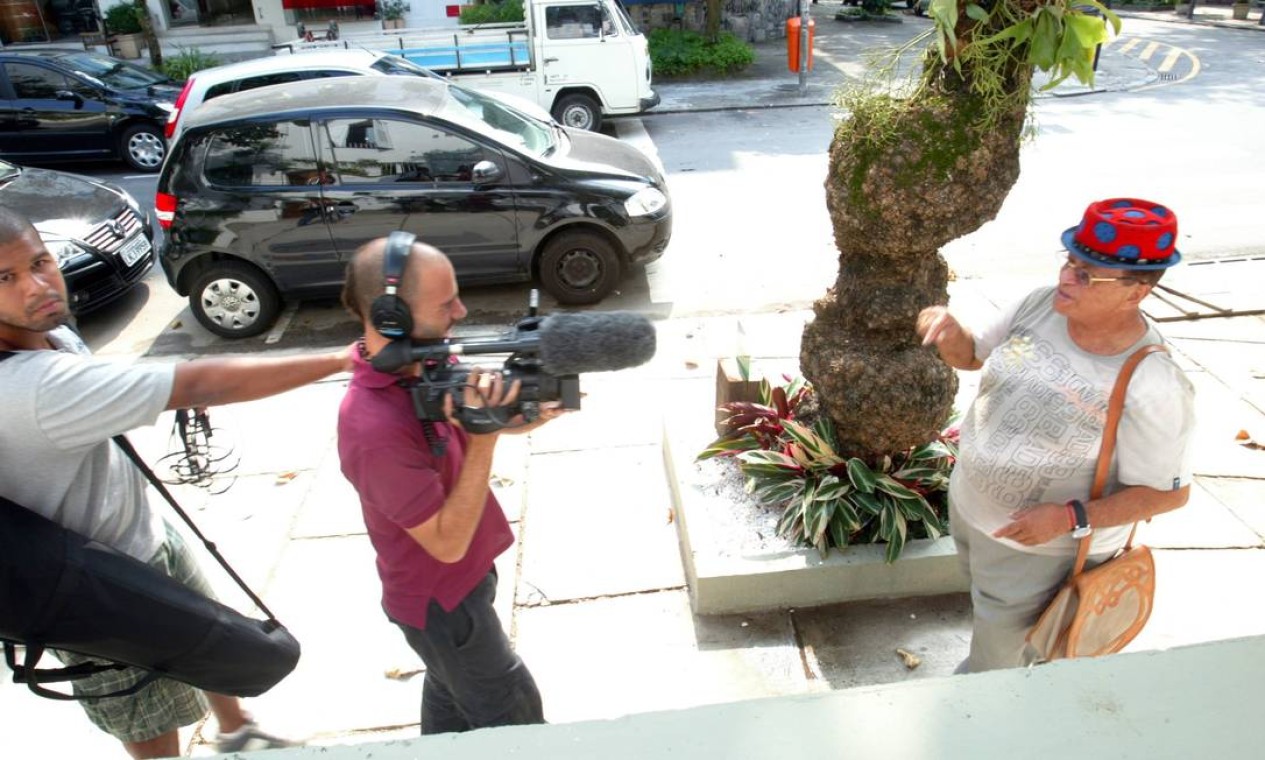 Genival durante gravação do documentário "O rei da munganga", dirigido pela carioca Carolina Paiva e lançado em 2008, que retrata a vida do artista Foto: Marcos Ramos /  