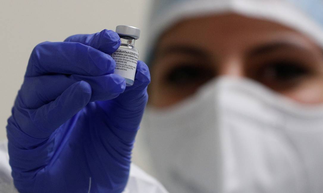 Dose da vacina da Pfizer é preparada para aplicação em Roma Foto: Guglielmo Mangiapane / Reuters