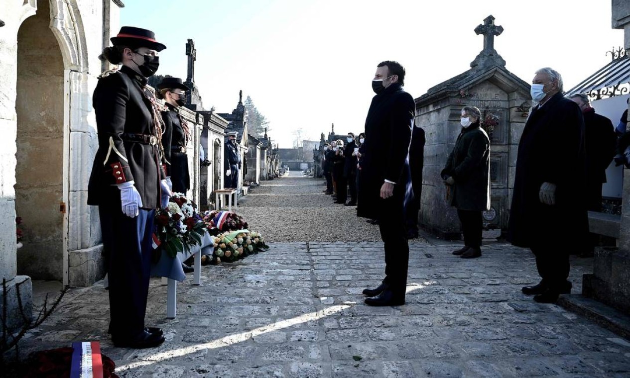 O presidente francês Emmanuel Macron participa de homenagem ao ex-presidente François Mitterrand no 25º aniversário de sua morte, no cemitério de Jarnac, centro oeste da França Foto: PHILIPPE LOPEZ / AFP