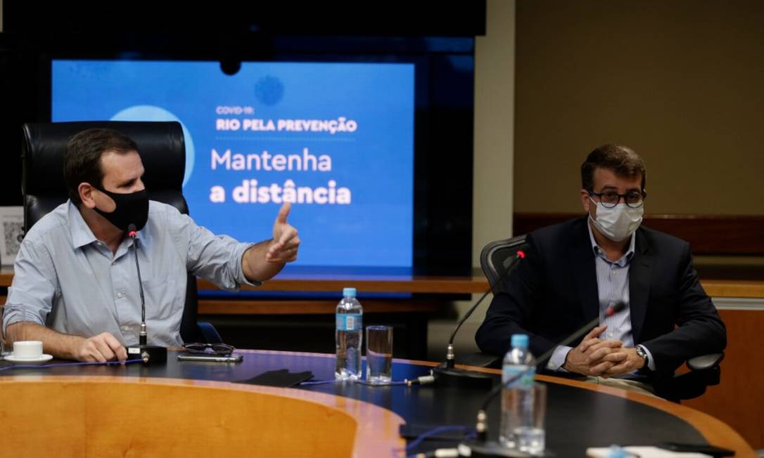 O prefeito Eduardo Paes e o secretário de Saúde, Daniel Soranz Foto: Márcia Foletto / Agência O Globo