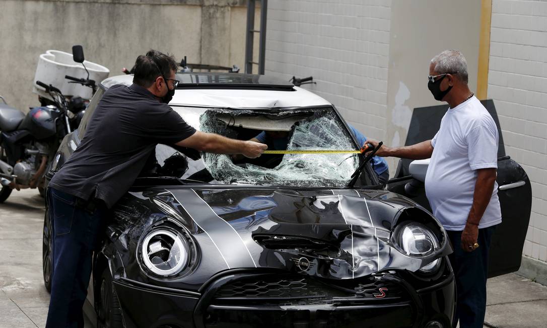 Carro do jogador Marcinho ficou destruído após impacto. Casal atropelado morreu Foto: Fabiano Rocha / Agência O Globo