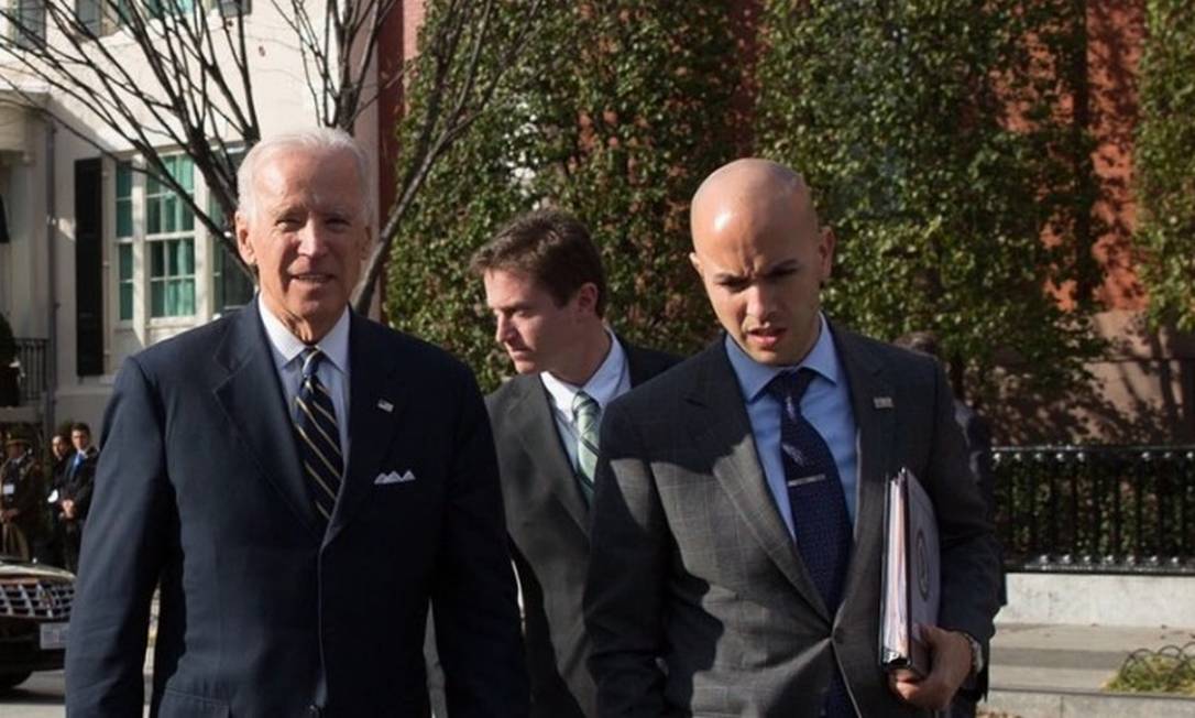 O presidente eleito dos EUA, Joe Biden, e Juan Gonzales, indicado para assumir como diretor sênior para o Hemisfério Ocidental no Conselho de Segurança Nacional Foto: Reprodução/redes