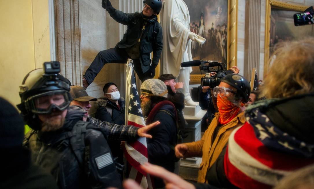 Manifestantes pró-Trump invadem o Capitólio dos EUA para contestar a certificação dos resultados das eleições presidenciais pelo Congresso Foto: AHMED GABER / REUTERS/06-01-2021