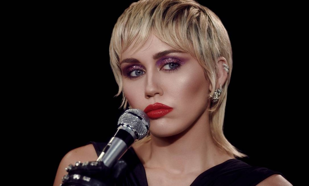 NA MÚSICA: Se você curte o som dos anos 1980, favorite o mais recente álbum de Miley Cyrus, "Plastic Hearts", lançado no fim do ano passado, em seu tocador favorito. E dê atenção às músicas "Prisoner", com Dua Lipa, e "Heart of Glass", cover do Blondie Foto: Divulgação