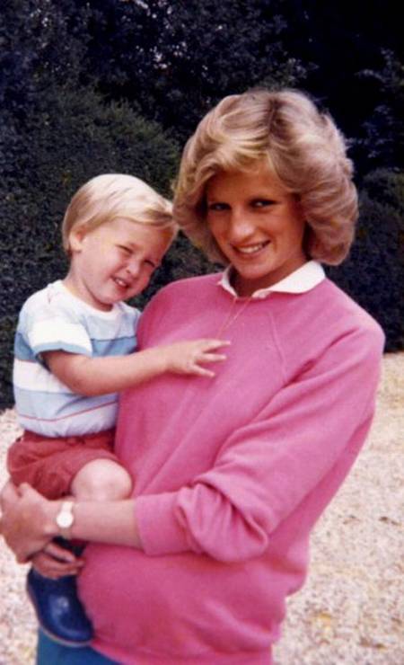 Estão com tudo no quesito moda o blazer e suéteres à la Diana e roupas no tom rosa chiclete Foto: Reuters