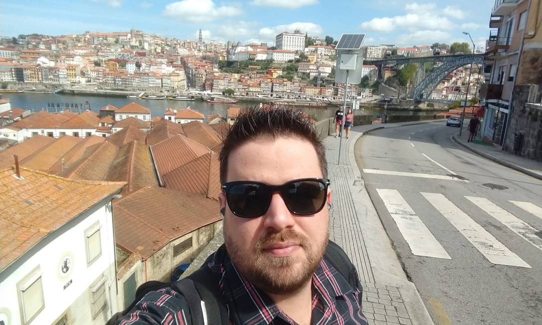 Engenheiro de computação, Angelo Brito, de 32 anos, se mudou para o Porto, em Portugal, onde trabalha para empresa que presta serviço para a BMW Foto: Acervo pessoal 