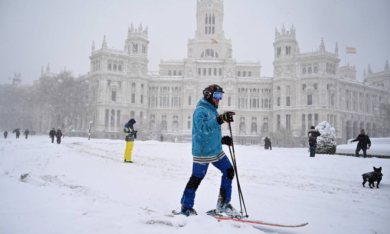 Pessoas aproveitam a nevasca histórica de Madri, na Espanha Foto: GABRIEL BOUYS / AFP