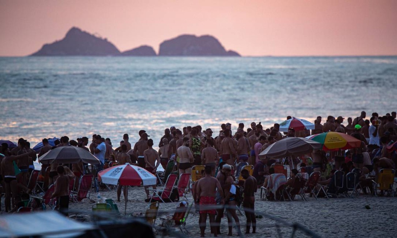 Aglomeração em festa informal na praia de Ipanema Foto: Hermes de Paula / Agencia O Glob / Agência O Globo