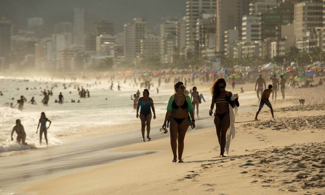 Orla da praia de Ipanema é uma das vias que segue fechada para pedestres neste domingo Foto: Brenno Carvalho / Agência O Globo