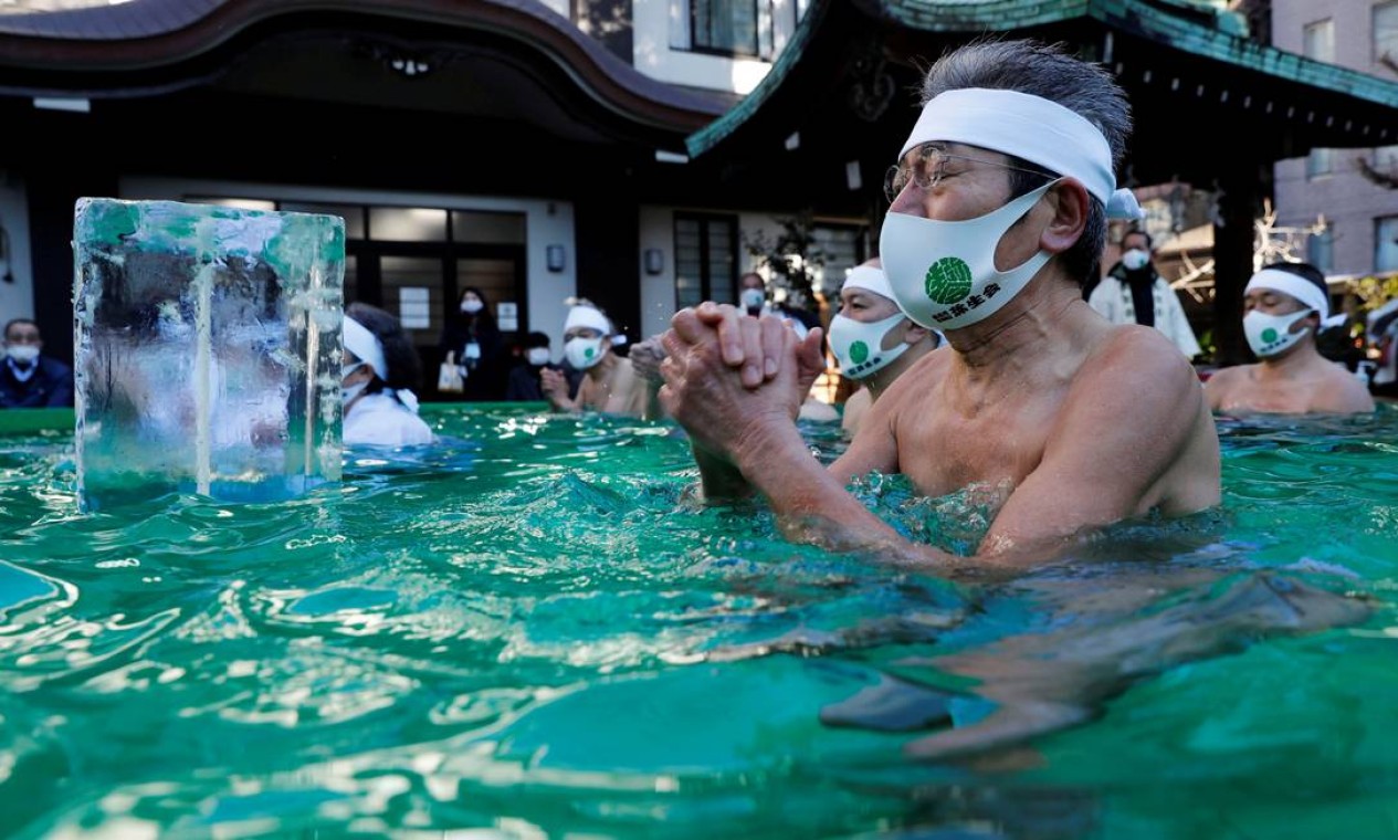 Banho gelado durante uma cerimônia para purificar suas almas e desejam superar a pandemia no santuário Teppozu Inari em Tóquio, Japão Foto: KIM KYUNG-HOON / REUTERS