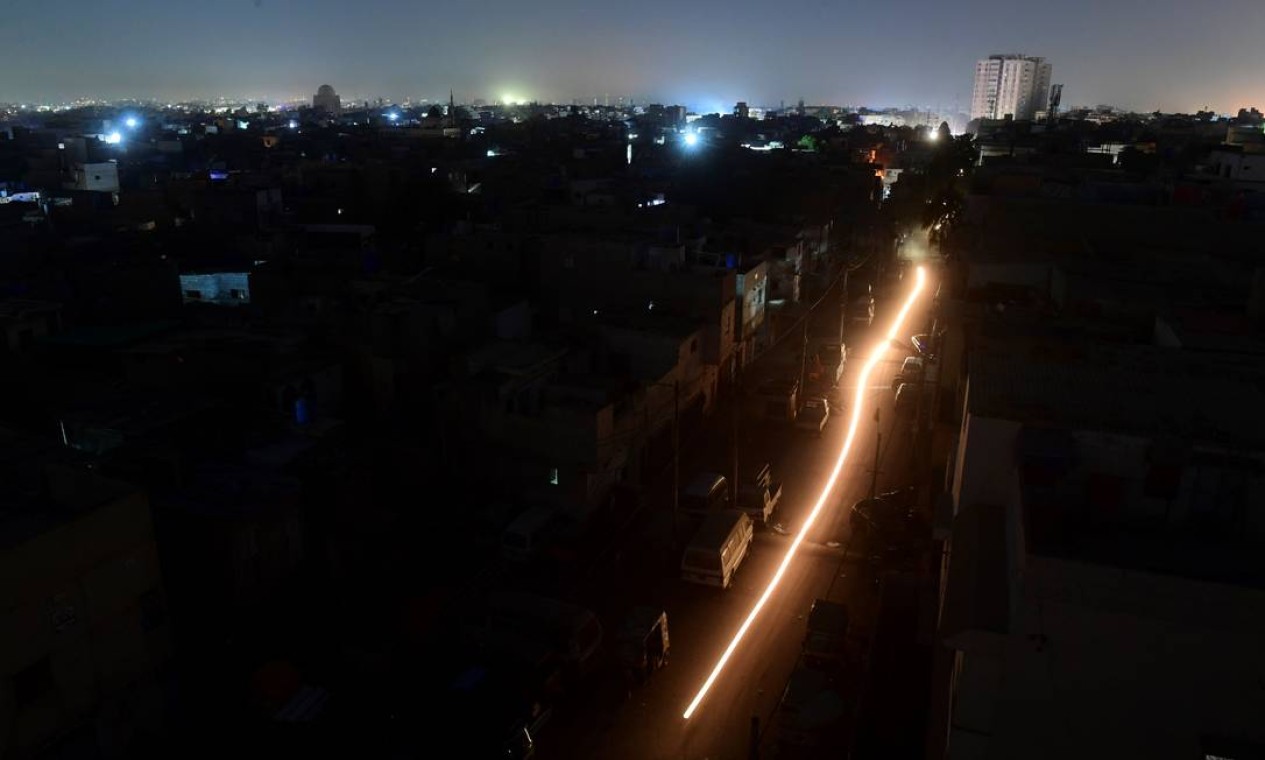 Imagem aérea mostra a cidade portuária de Karachi, no Paquistão, durante apagão Foto: ASIF HASSAN / AFP