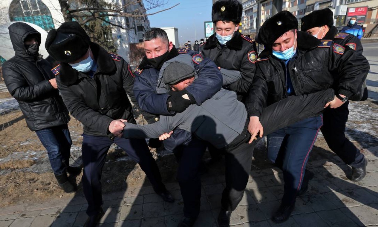 Um manifestante é levado por policiais durante um comício realizado por apoiadores da oposição no dia da eleição parlamentar em Almaty, Cazaquistão, 10 de janeiro de 2021. REUTERS / Pavel Mikheyev TPX IMAGENS DO DIA Foto: PAVEL MIKHEYEV / REUTERS