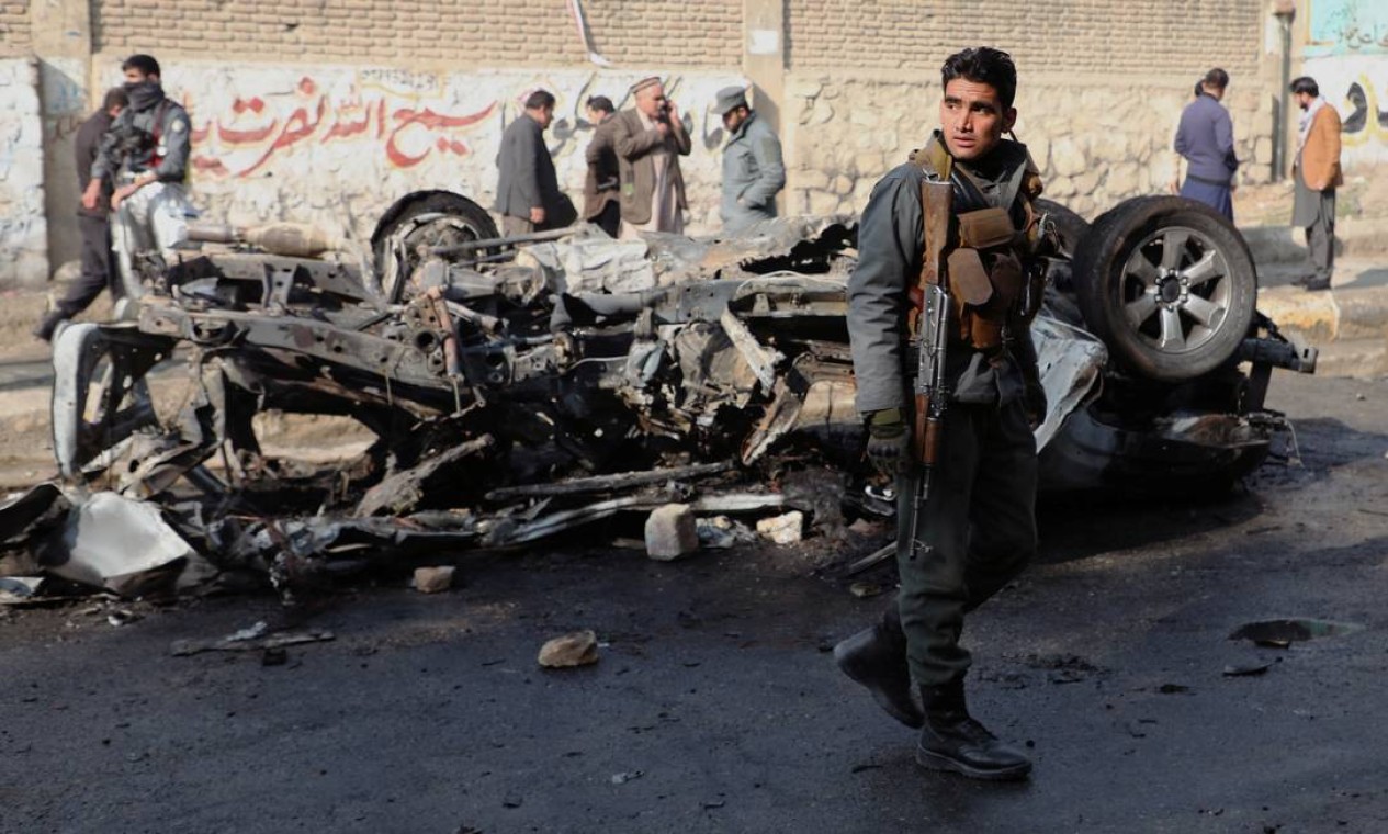 Um policial afegão vigia o local da explosão de uma bomba em Cabul, Afeganistão Foto: OMAR SOBHANI / REUTERS