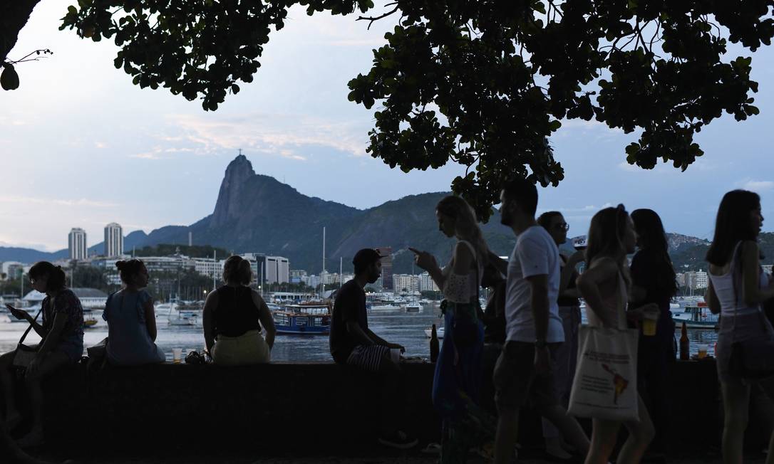 Mureta da Urca, na Zona Sul do Rio, segue cheia, mesmo com aumento de casos Foto: LUCAS LANDAU/REUTERS / REUTERS