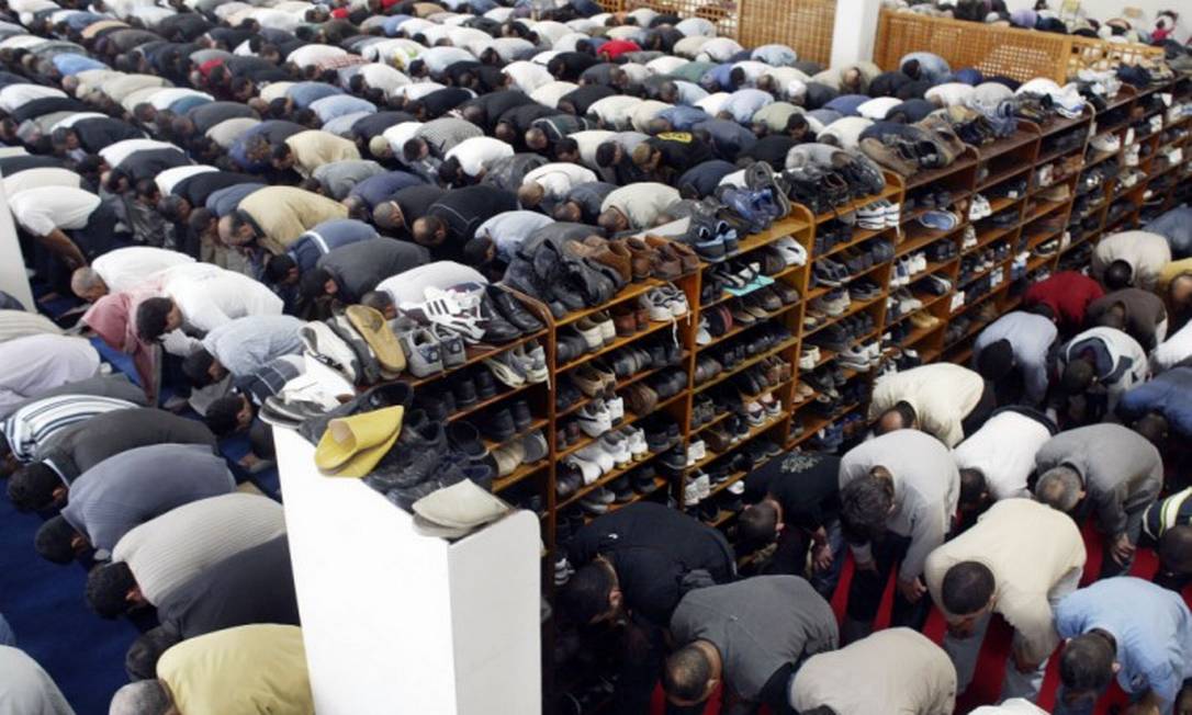 Homens muçulmanos rezam em mesquita da União das Organizações Islâmicas da França em La Courneve, perto de Paris Foto: LUCAS SCHIFRES / BLOOMBERG NEWS / 17-9-04
