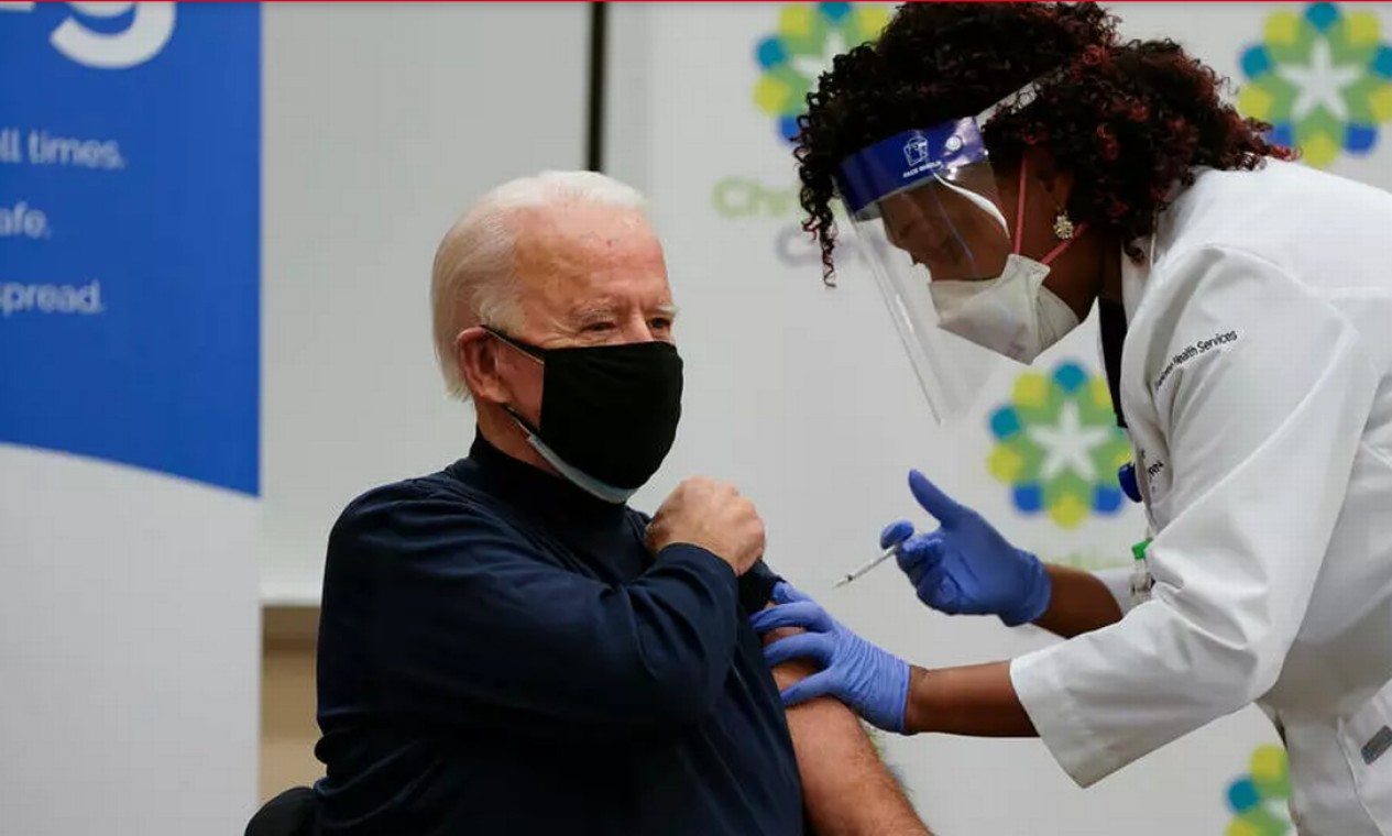 O presidente eleito dos EUA, Joe Biden, recebeu a primeira dose da vacina contra a Covid-19 em dezembro do ano passado Foto: Alex Edelman / AFP - 21/12/2020