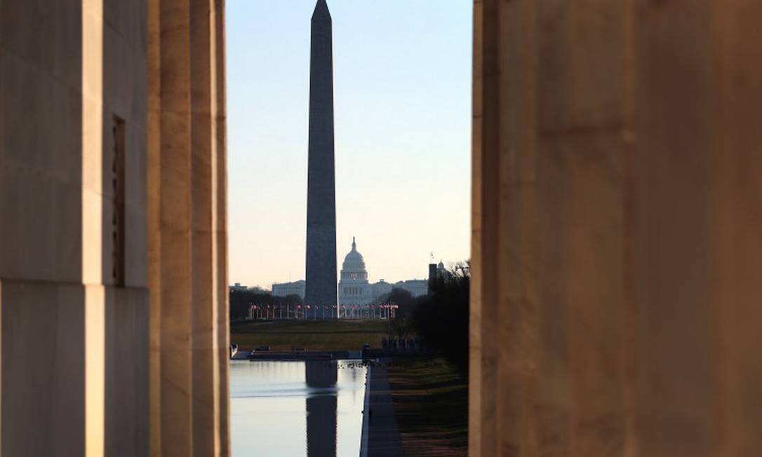 Capitólio é visto ao fundo do Monumento de Washington, na capital americana Foto: JOE RAEDLE / AFP / 7-1-21