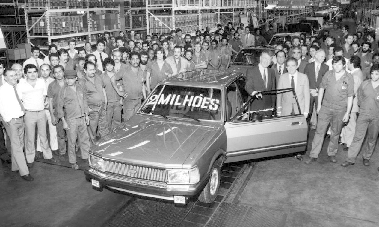 1984 - Na fábrica de São Bernardo do Campo, então sua principal unidade no Brasil, a Ford usa um Del Rey para comemorar 2 milhões de unidades produzidas pela marca desde 1957 Foto: Divulgação - 12/07/1984