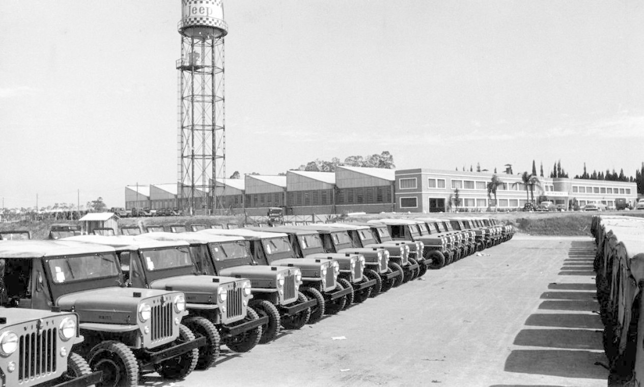 1956 - A fábrica da Willys em
São Bernardo do Campo
começou como linha de montagem dos Jeep CJ-3B,
com motor importado Foto: Hans Flieg / Divulgação - 27/04/1956