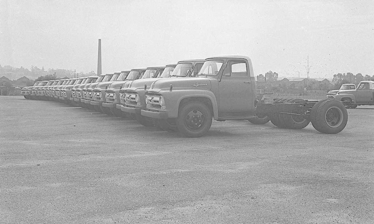 1957 - Os caminhões F-600 e F-350, bem como as picapes F-100, foram os primeiros
veículos da Ford produzidos no
Brasil, ainda na fábrica do Ipiranga (fechada em 2000) Foto: Arquivo / Agência O Globo