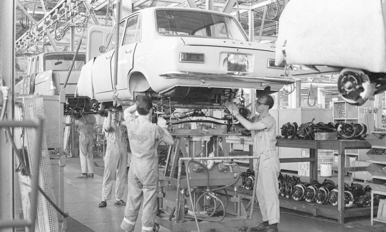 1968 -A Ford comprou a Willys e levou junto o projeto do Corcel, que começou a ser
fabricado no fim daquele ano.
Nascia um sucesso brasileiro Foto: Arquivo / Agência O Globo - 06/11/1968