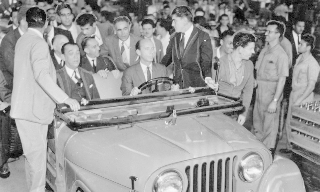 1959 - Em visita à fábrica da Willys-Overland do Brasil, o presidente Juscelino Kubitschek
vai de carona em um Jeep CJ-5 nacional Foto: Arquivo / Agência O Globo - 15/10/1959