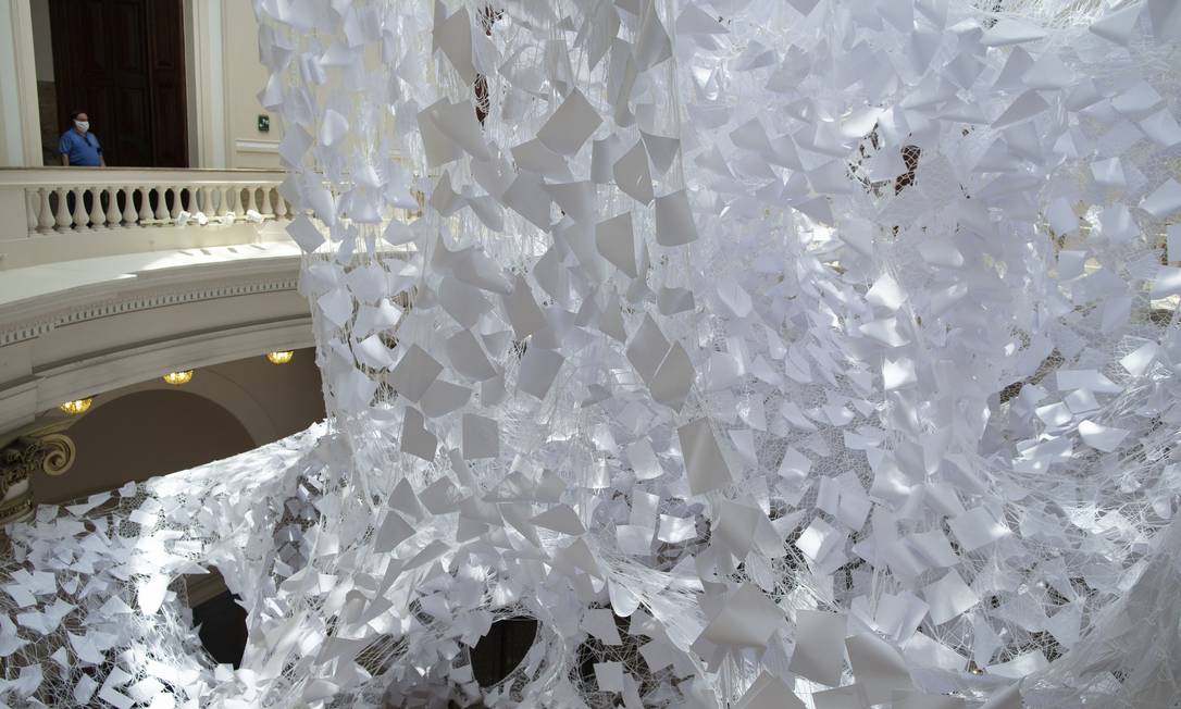 Detalhe da instalação 'Além da memória', de Chiharu Shiota, que ocupa a rotunda do CCBB Foto: Márcia Foletto / Agência O Globo