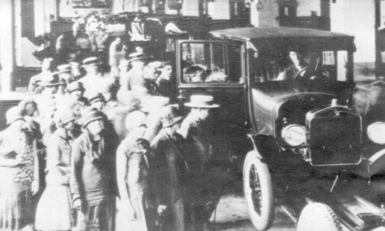 1921 - Linha de montagem do modelo T, em São Paulo. A Ford, em 1921, mudou-se para um edifício próprio, na Rua Solon, 809, no bairro do Bom Retiro, construído para abrigar a primeira linha de montagem de veículos em série do Brasil. Era comum a população visitar a fábrica para ver a produção do veículo Foto: Reprodução