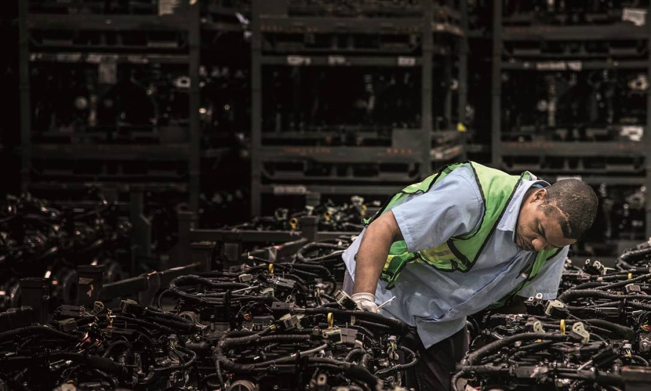 2015 - Funcionário verifica o controle de qualidade e inspeção na fábrica da Ford em Camaçari, Bahia Foto: Paulo Fridman / Corbis via Getty Images - 27/07/2015