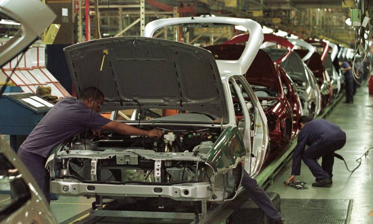 1999 - Funcionários da Ford trabalham na linha de montagem da fábrica de São Bernardo do Campo, em São Paulo Foto: Marie Hippenmeyer / AFP - 03/02/1999