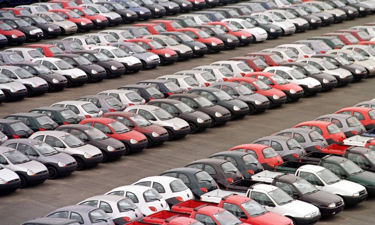 1998. Visão geral de milhares de carros Ford estacionados em um estacionamento no parque industrial de São Bernardo do Campo Foto: Marie Hippenmeyer / AFP - 12/11/1998