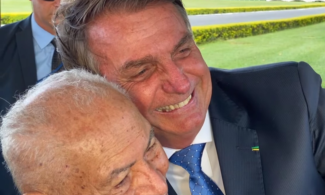 Bolsonaro dá abraço em homem de 92 anos, ambos sem máscara Foto: Reprodução / Youtube