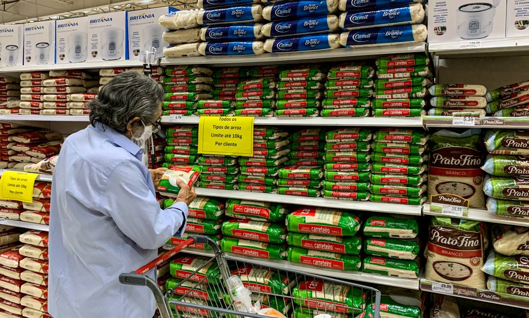 Com a alta demanda por alimentos como arroz e soja, mercados limitaram a quantidade para compra por cliente em 2020 Foto: Brenno Carvalho / Agência O Globo