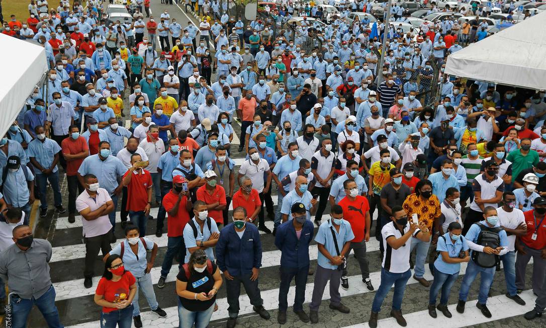 Trabalhadores da Ford participam de protesto em frente à fábrica de Camaçari, na Bahia Foto: Rafael Martins / AFP