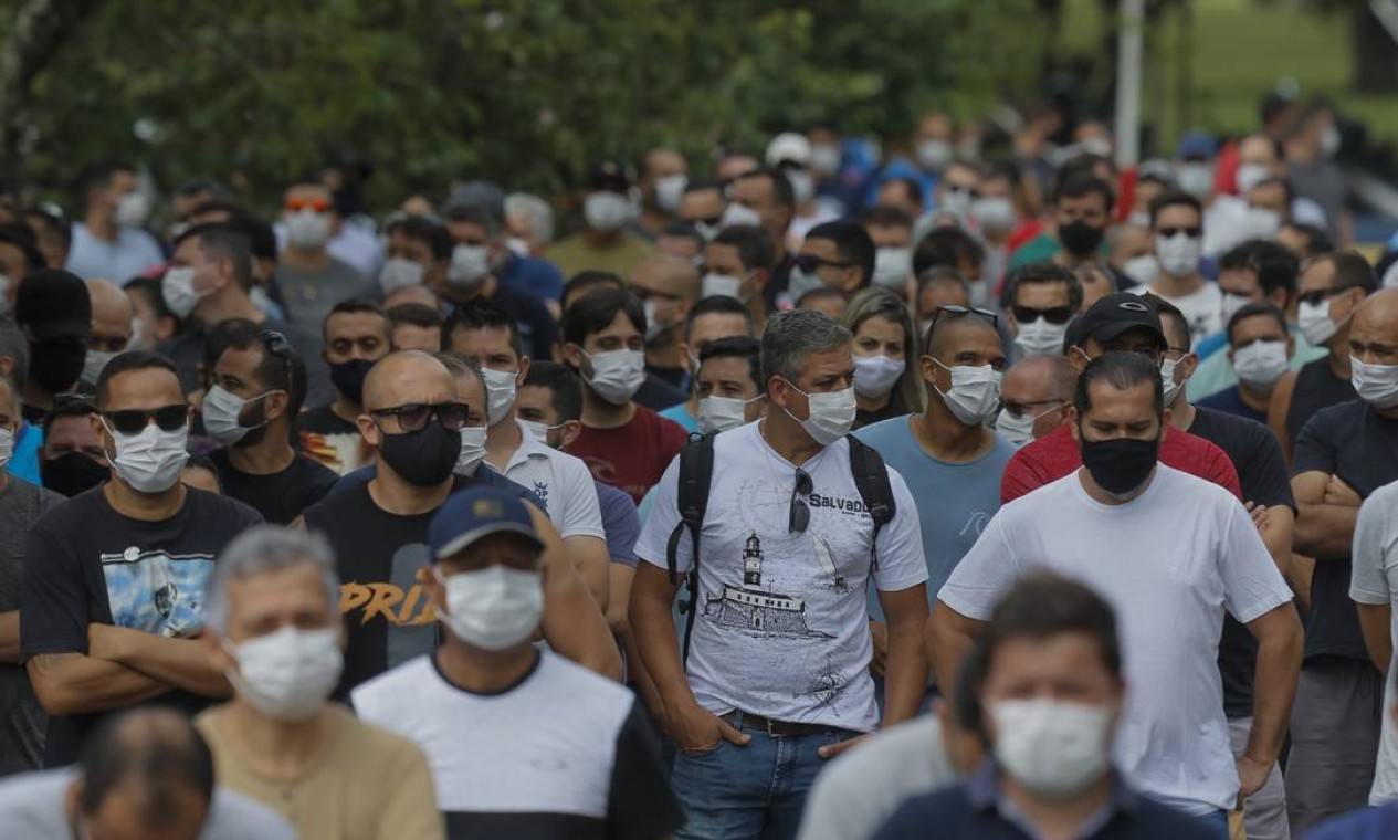 Trabalhadores ficaram sabendo do fato pela imprensa e por grupos de WhatsApp Foto: Agência O Globo