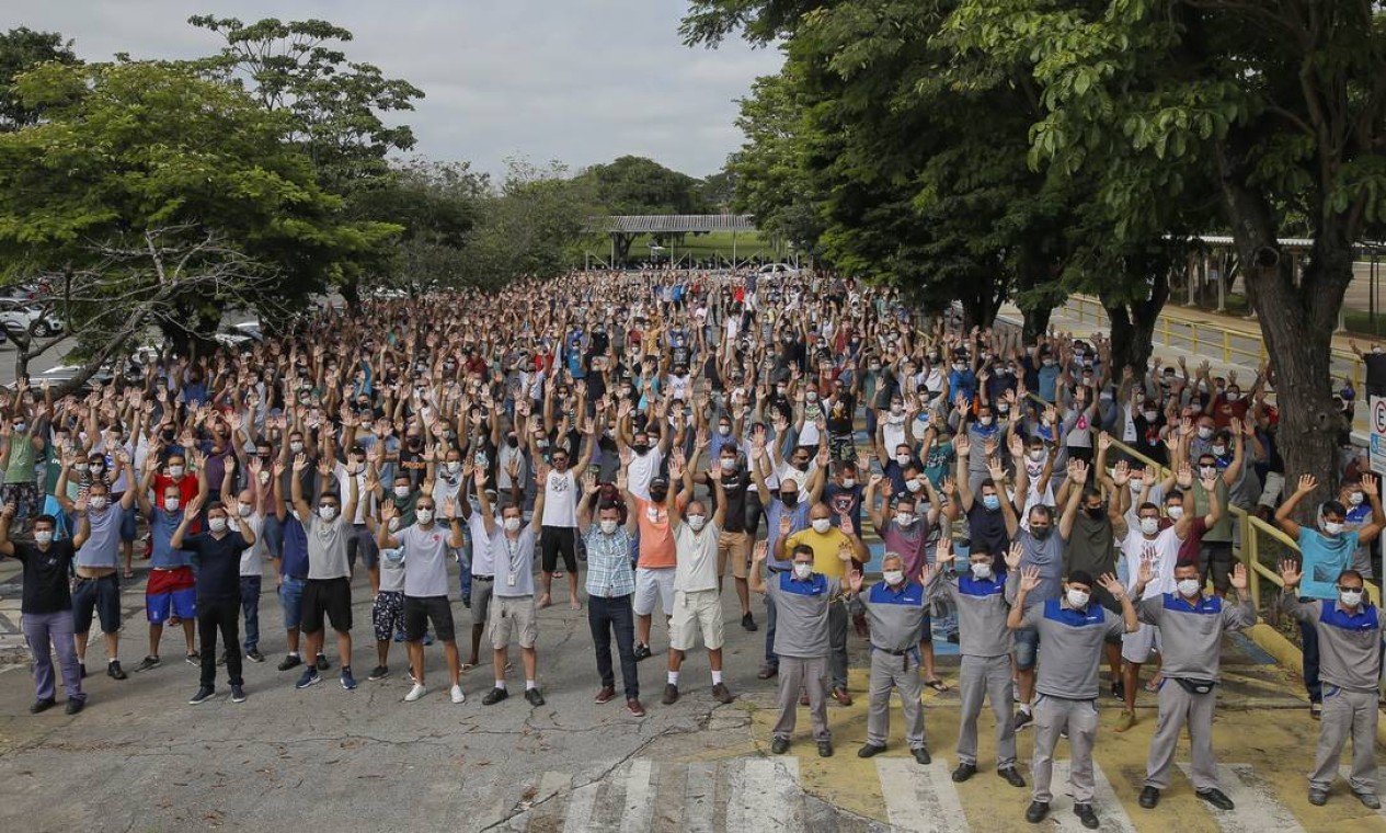 Trabalhadores protestam contra fechamento de fábrica da Ford em Taubaté Foto: Edilson Dantas / Agência O Globo