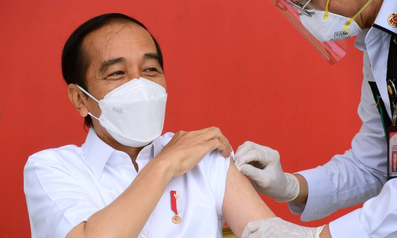O presidente da Indonésia, Joko Widodo, recebe uma injeção da vacina contra Covid-19 no Palácio Merdeka em Jacarta, Indonésia Foto: Muchlis Jr/Presidential Palace / via REUTERS - 13/01/2021