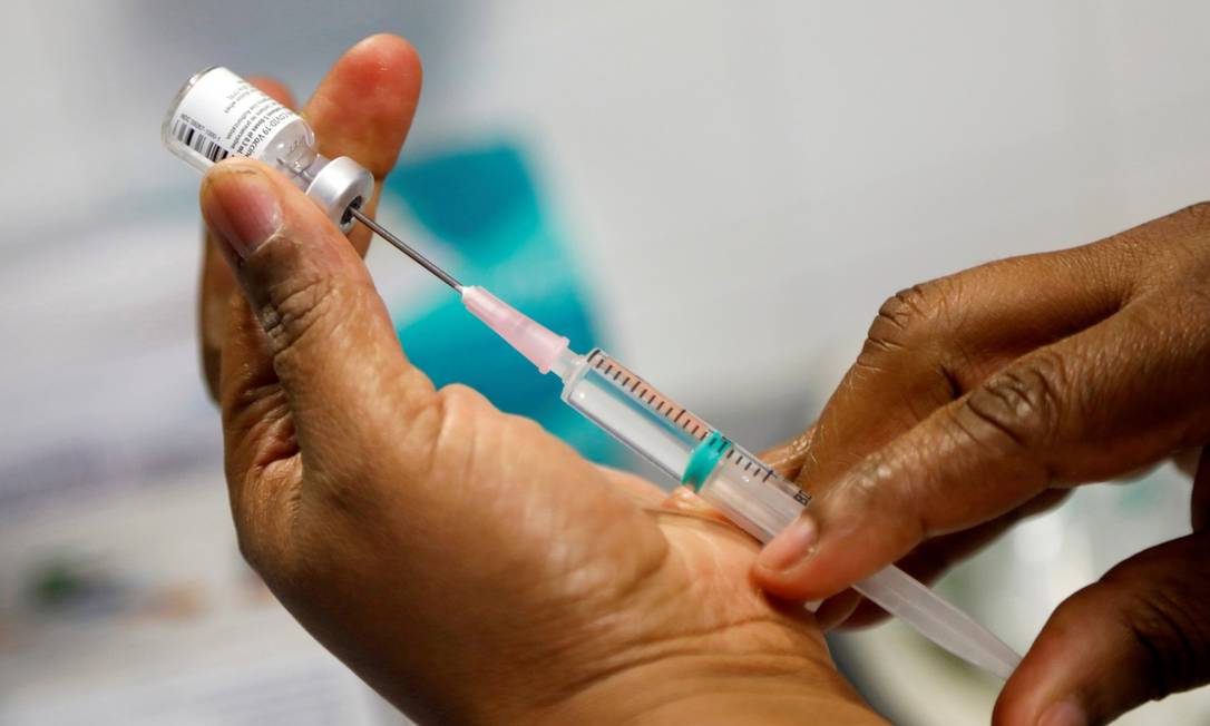 Enfermeira prepara uma dose de vacina contra a Covid-19 Foto: Charles Platiau / Reuters