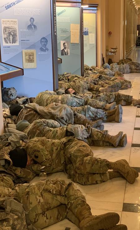 Soldados são vistos descansando em corredor do Capitólio, que é ocupado por soldados da Guarda Nacional Foto: Paola de Orte / Agência O Globo